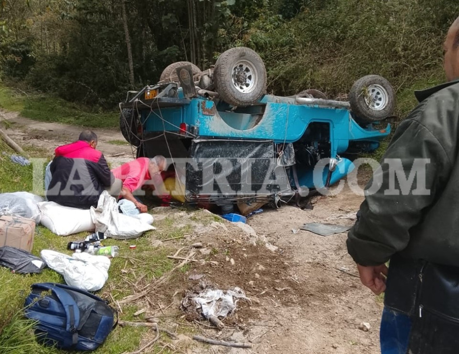 El carro sufrió volcamiento y se desconocen las causas del siniestro. Cinco personas terminaron lesionadas.