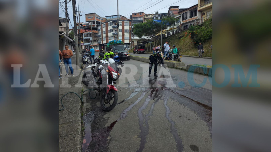Testigos aseguraron que el pasajero salió volando tras el impacto y presentó abundante sangrado.