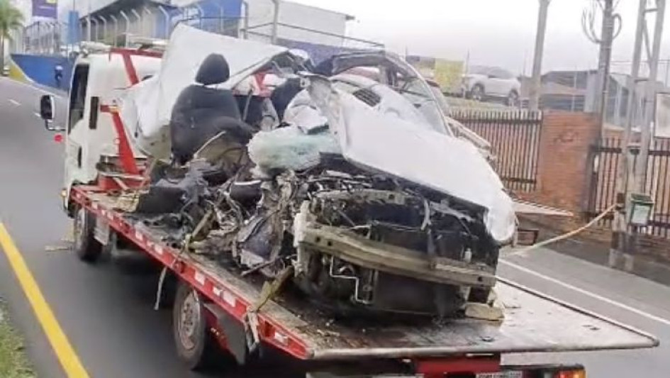 Un grave accidente de tránsito se registró hacia las 4:11 a. m., de este domingo 9 de noviembre, en la Avenida 30 de Agosto con calle 87, sector de Belmonte, en Pereira. Sebastian Jaramillo, un joven hincha del Deportivo Pereira de 28 años, falleció en el lugar luego de que su carro perdiera el control, cruzara la calzada y chocara contra otro automóvil.  De acuerdo con el informe preliminar, la hipótesis apunta a que el conductor se desplazaba a alta velocidad en sentido Pereira - Cerritos.  Según los peri