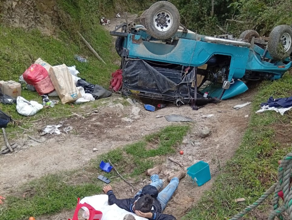 El 2 de noviembre, el accidente de un yip que cayó de una vía colmó la paciencia de ciudadanos, que piden atender la carretera en una vereda de Caldas. La Alcaldía promete enviar maquinaria "en las próximas semanas".