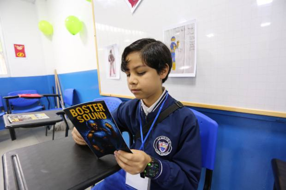 Juan Andrés Jaimes Henao, del grado 6-1, con su historieta, basada en su personaje Boster Sound.