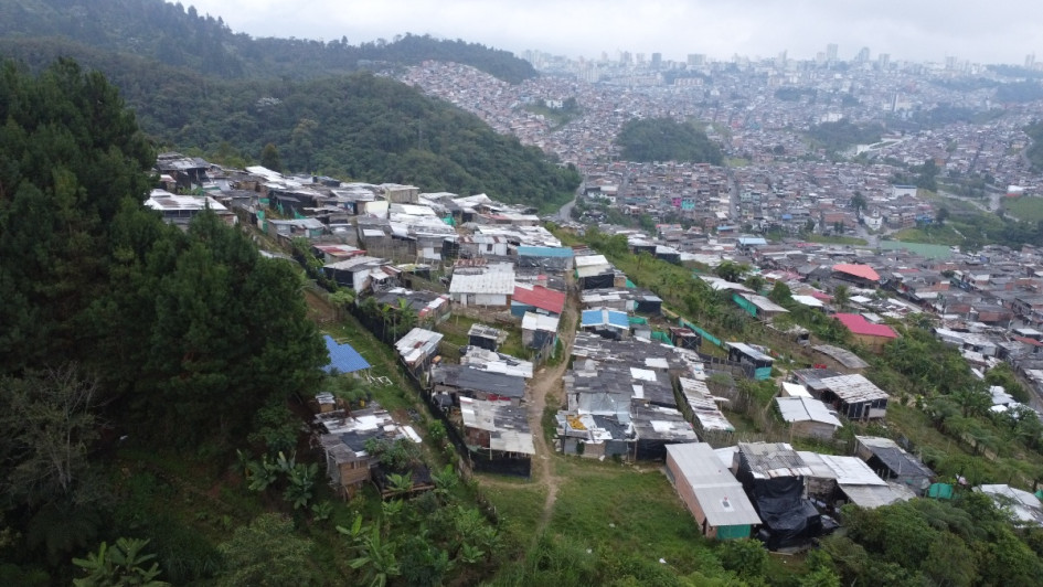 6 mil vidas y una misma incertidumbre. La Personería de Manizales informó que hay 60 asentamientos informales y, por lo menos, 6 mil personas que los habitan. El ente alertó de un posible subregistro por falta de censos y llamó a Departamento, Alcaldía y Gobierno nacional a coordinar un plan de vivienda digna y gestión del riesgo. En la foto, el asentamiento Mirador de Samaria.