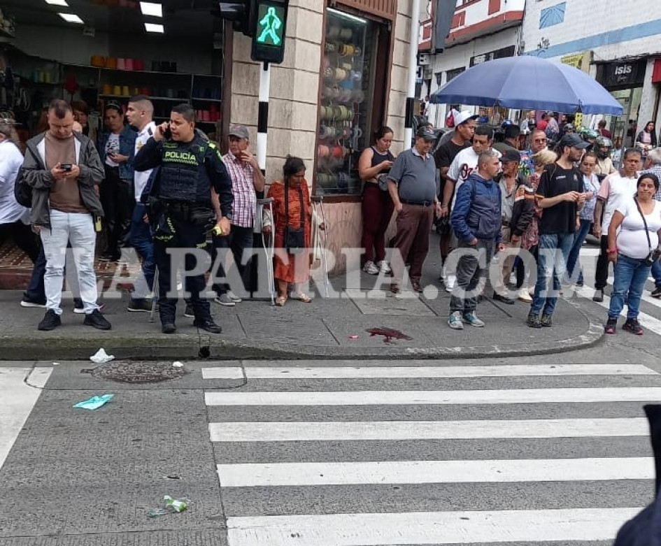 El presunto fletero se resistió a soltar el arma y el uniformado debió reaccionar.