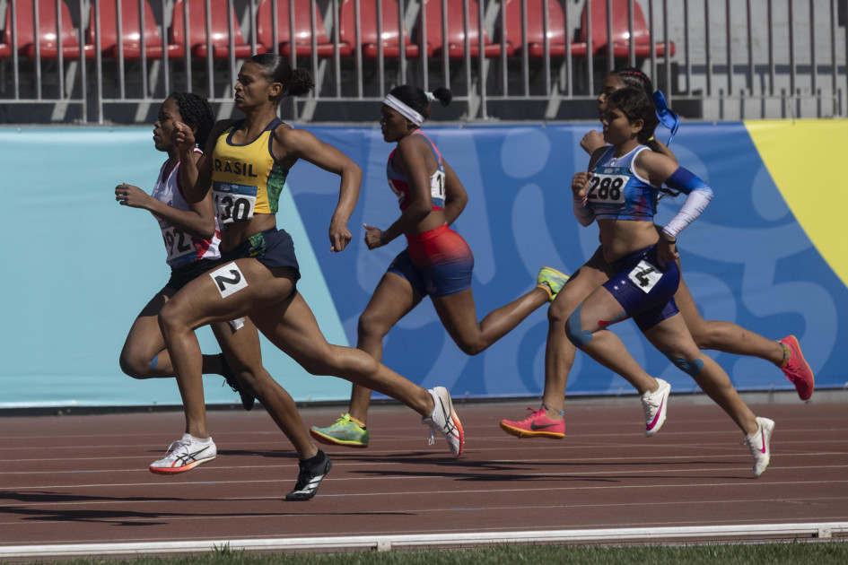 Fotografía cedida por el Instituto Nacional de Deportes de Chile (IND) de paraatletas compitiendo durante los Juegos Parapanamericanos Juveniles Chile 2025 este miércoles, en el Parque Estadio Nacional en Santiago (Chile).