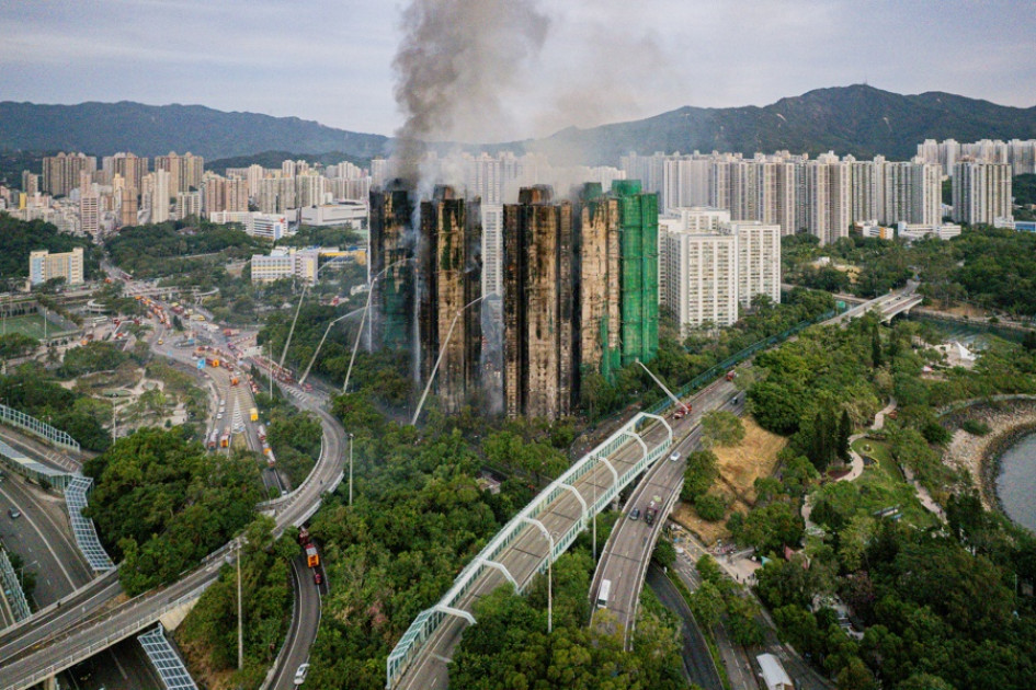 El humo se eleva desde el incendio de un apartamento en el distrito de Tai Po de Hong Kong, China, el 27 de noviembre de 2025.