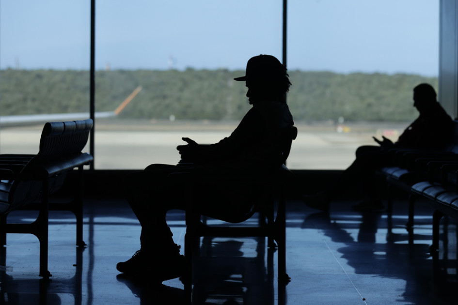 Personas esperan en el Aeropuerto Internacional Simón Bolívar este sábado, en Maiquetia (Venezuela).