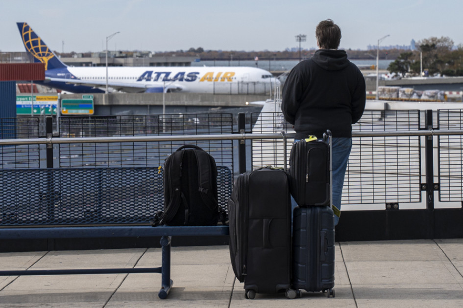 Un pasajero espera afuera del aeropuerto John F. Kennedy este viernes, en Nueva York (EE.UU.).
