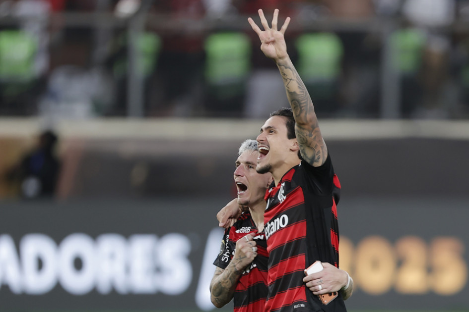 Guillermo Varela (i) y Pedro de Flamengo celebran al ganar la Copa Libertadores este sábado, ante Palmeiras en el estadio Monumental U, en Lima (Perú).