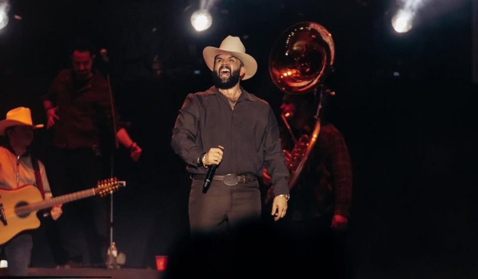 "¡Bienvenidos a otra cita más con su terapeuta de confianza!", exclamó Carín León en la primera parte del concierto