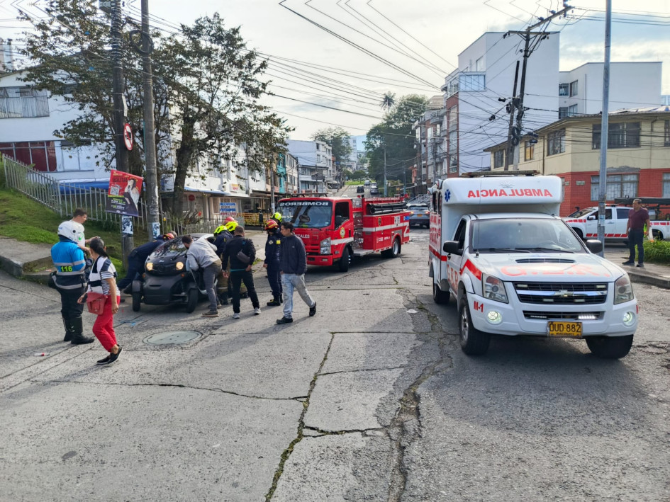 En el carro solo se movilizaba la conductora, quien presentó lesiones en un brazo.