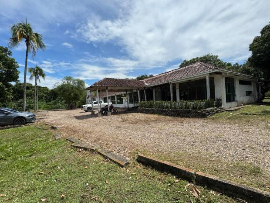 Foto I Cortesía U. de Caldas I LA PATRIA  Esta casa perteneció al segundo al mando del cartel de Medellín, en los años 70 y 80. La vivienda, considerada en pleno deterioro, será reemplazada por espacios universitarios.