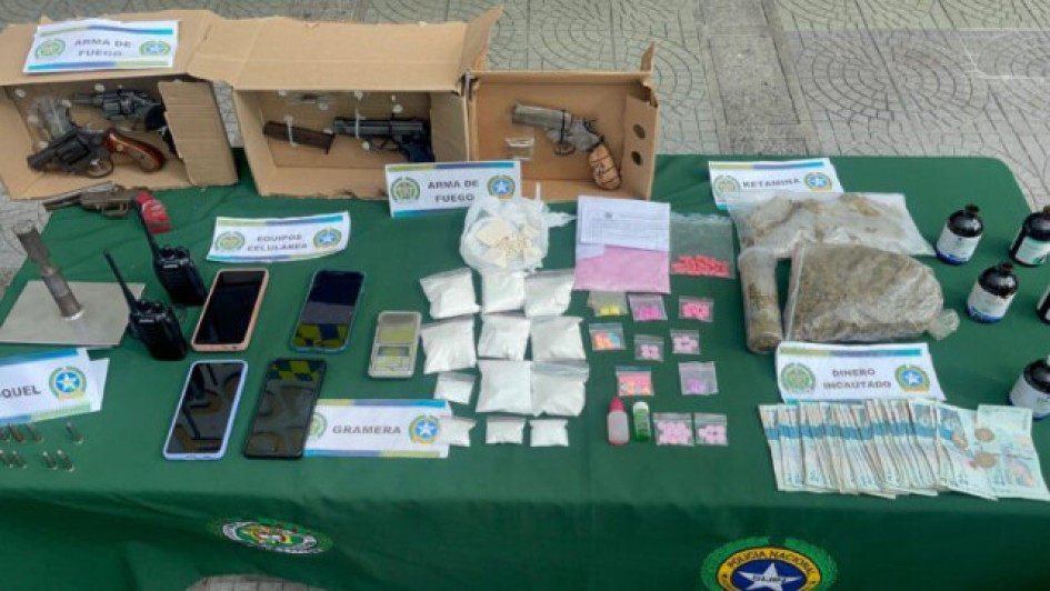 Les encontraron 4 armas de fuego y 1 traumática, 19 cartuchos, 530 gramos de marihuana, 500 de cocaína, dos grameras digitales, 16 celulares, $1 millón 183 mil en efectivo, un troquel y dos radios de comunicación.
