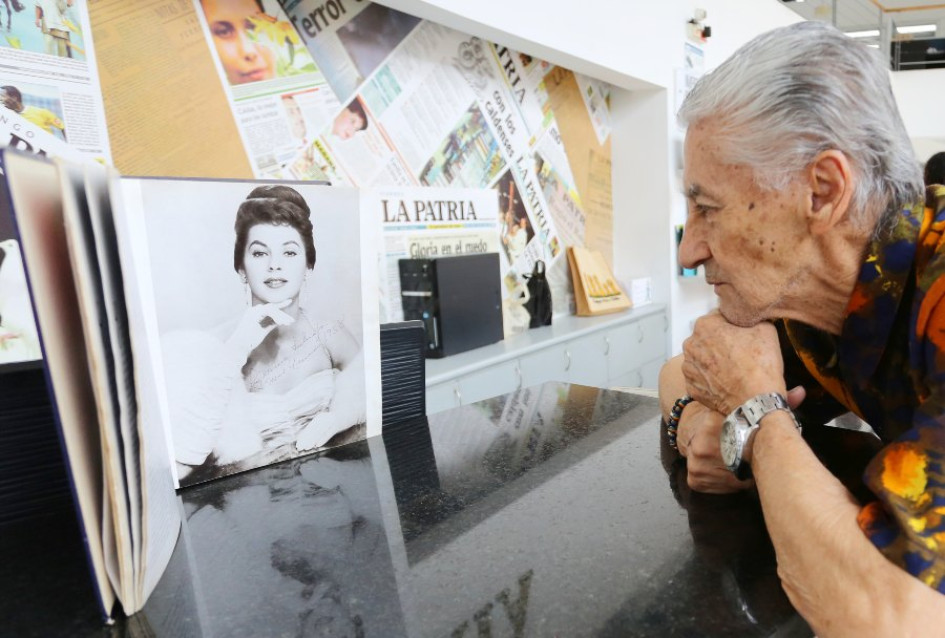 Fotos | Luis Fernando Trejos | LA PATRIA  Una mirada de nostalgia le da Jaime Gil a una de las páginas dedicadas a Luz Marina Zuluaga, que registró el Concurso Nacional de Belleza en su libro especial de los 50 años.