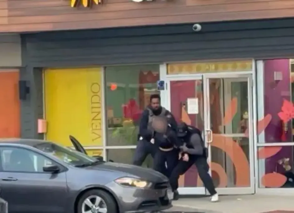 La profesora, de origen colombiano, fue detenida sin una orden judicial.