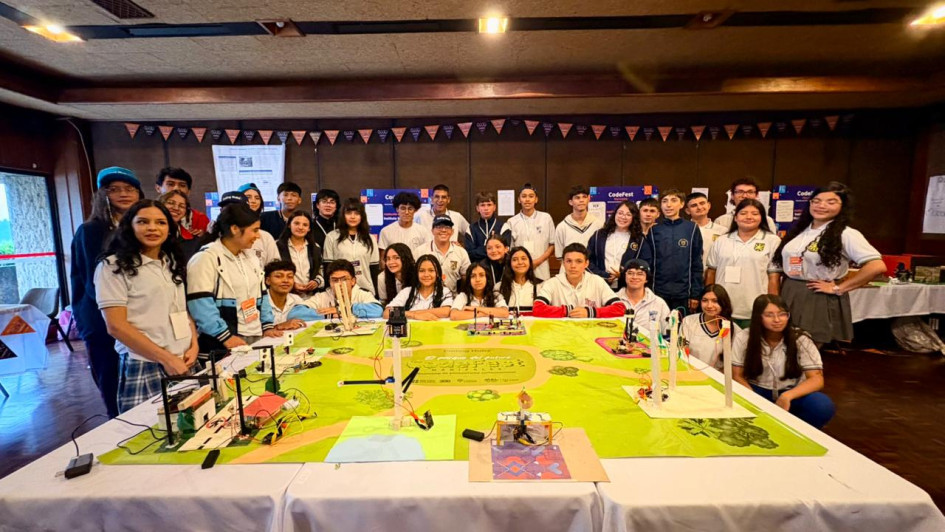 Foto I Cortesía British Council I LA PATRIA   Grupos de participantes en representación de 10 colegios de Manizales, que a la vez irrandian pensamiento computacional a otros 20 de la ciudad.
