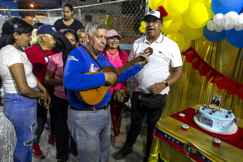 Personas celebran el cumpleaños del presidente de Venezuela, Nicolás Maduro, este domingo, en Caracas (Venezuela). El chavismo celebró el cumpleaños número 63 del mandatario.