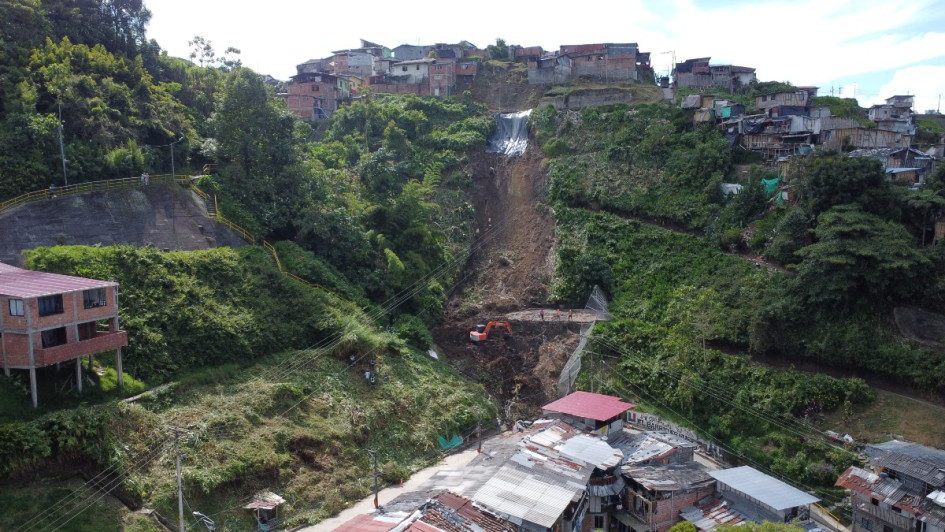 El pasado domingo, un aguacero arrasó con la tranquilidad en del sector Culebrero del barrio Galán, en Manizales. Causó un derrumbe que dejó dos hogares heridos y con daños estructurales. La Alcaldía anuncia medidas de apoyo.