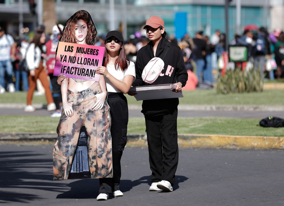 Seguidores de la cantante colombiana Shakira esperan este sábado, en los exteriores del estadio Olímpico Atahualpa, en Quito (Ecuador).