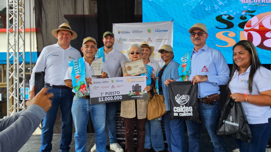 Jorge Iván Mejía, primer puesto, acompañado de su madre Gilma Álvarez.