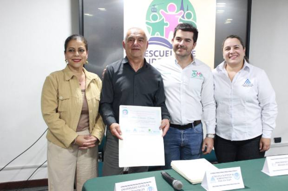 Fotos I Cortesía ESAP I LA PATRIA  Grupo de graduados de veredas y de barrios de Manizales con la primera cohorte de la Escuela de Liderazgo y Formación Ciudadana.