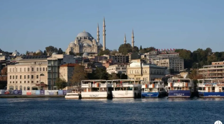 La Iglesia de Santa Sofía (hoy mezquita) se observa al fondo en esta panorámica de Estambul (Turquía).