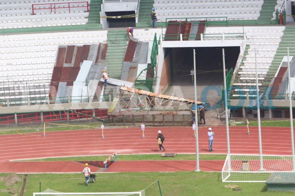 Para el descenso completo del antiguo soporte, de la pantalla norte del estadio Palogrande, se cubrieron varios tramos de tribuna, previendo algún incidente por el peso de la estructura.