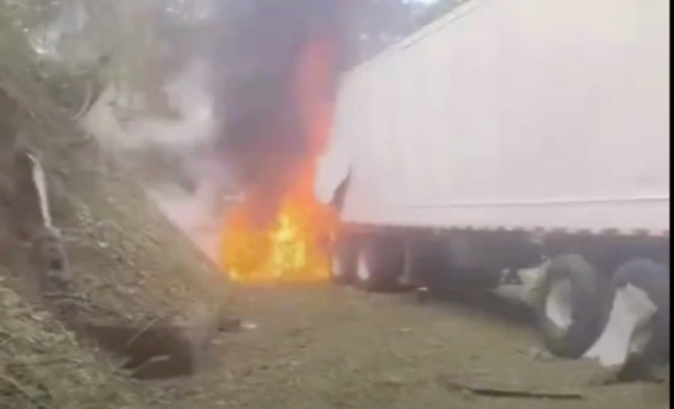 La explosión ocurrió a la altura del municipio del Patía (Cauca), cuando explotó un camión aparentemente abandonado a un costado del tramo de la vía Panamericana que conecta con el vecino departamento de Nariño.