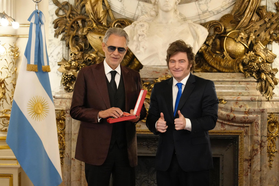 Andrea Boccelli y Javier Milei. 
