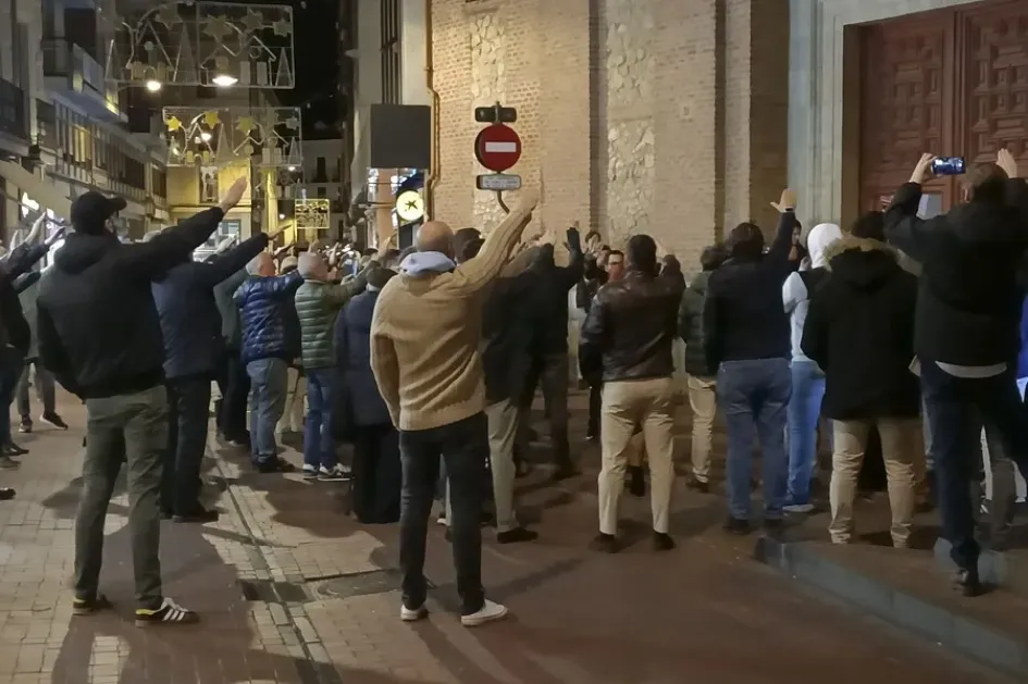 Decenas de personas cantan el 'Cara al sol', himno de Falange Española de las JONS.