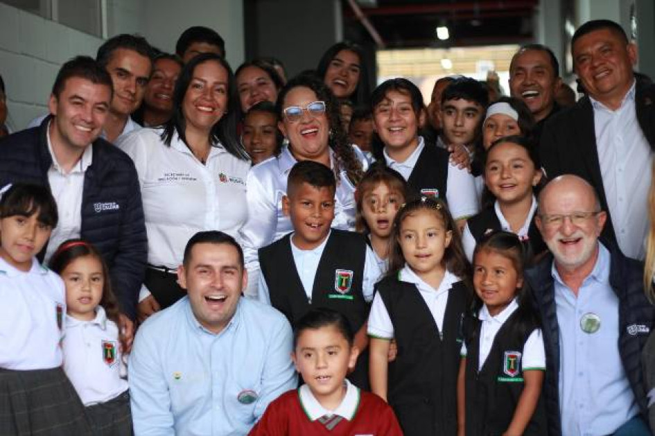 El gobernador de Caldas, Henry Gutiérrez; el secretario de Educación, Luis Herney Vargas; el alcalde, Abel David Jaramillo, y el secretario Privado de la Gobernación, Ronald Bonilla, entre otros, acompañados de mucha alegría.