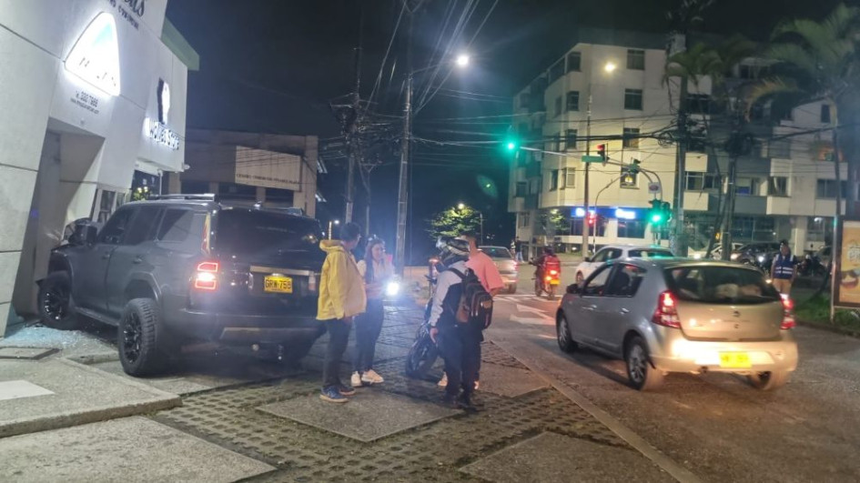 En el forcejeo el hombre fue rozado por un disparo, al parecer de un arma traumática, lo que le hizo perder el control del vehículo. 