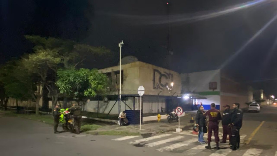 Según medios locales, una granada explotó cerca de las instalaciones de RCN en el barrio industrial Los Mangos e impactó la fachada,