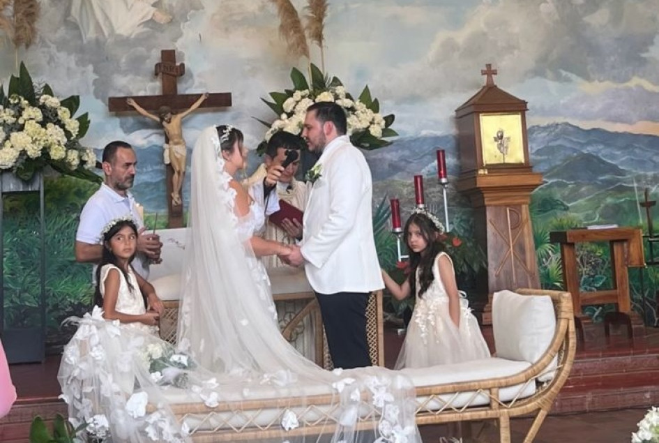 El alcalde de Neira, Jhon Jairo Castaño Flórez, se casó con la periodista Daniela Nieto Jaramillo en la parroquia Santa Teresa del Niño Jesús, en Santágueda, Palestina (Caldas).