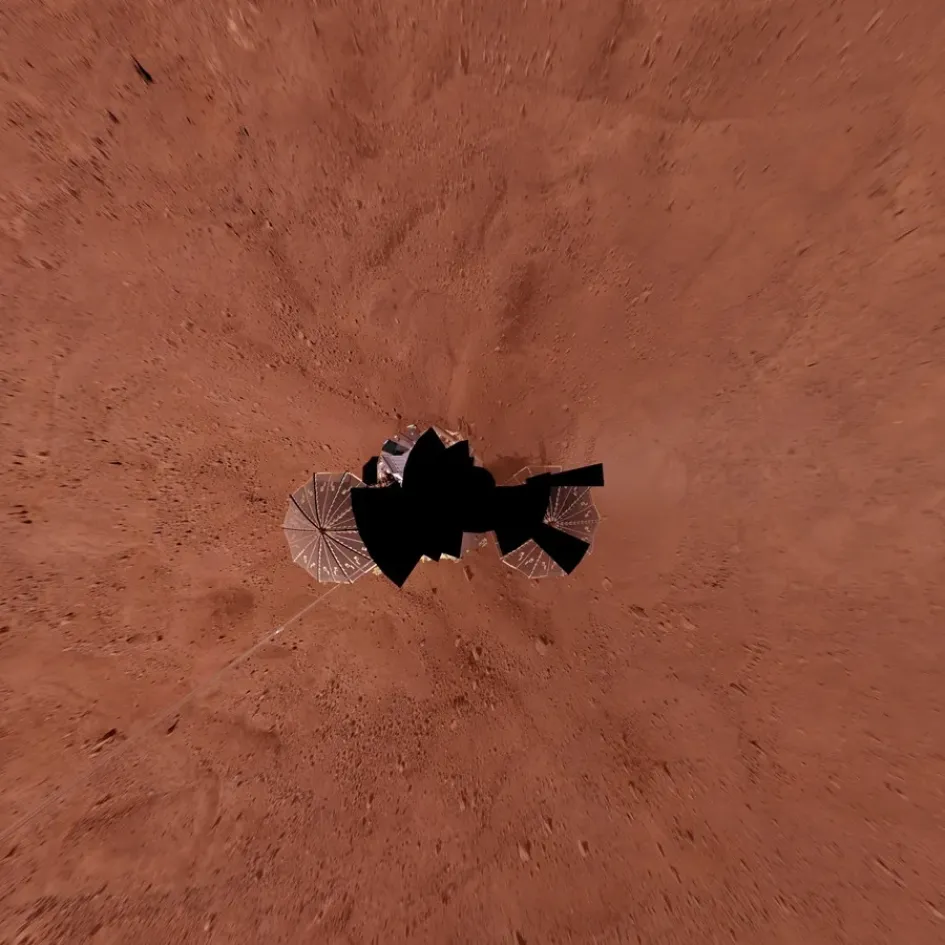 Fotografía cedida por la NASA que muestra la vista alrededor de una nave espacial enviada a Marte. 