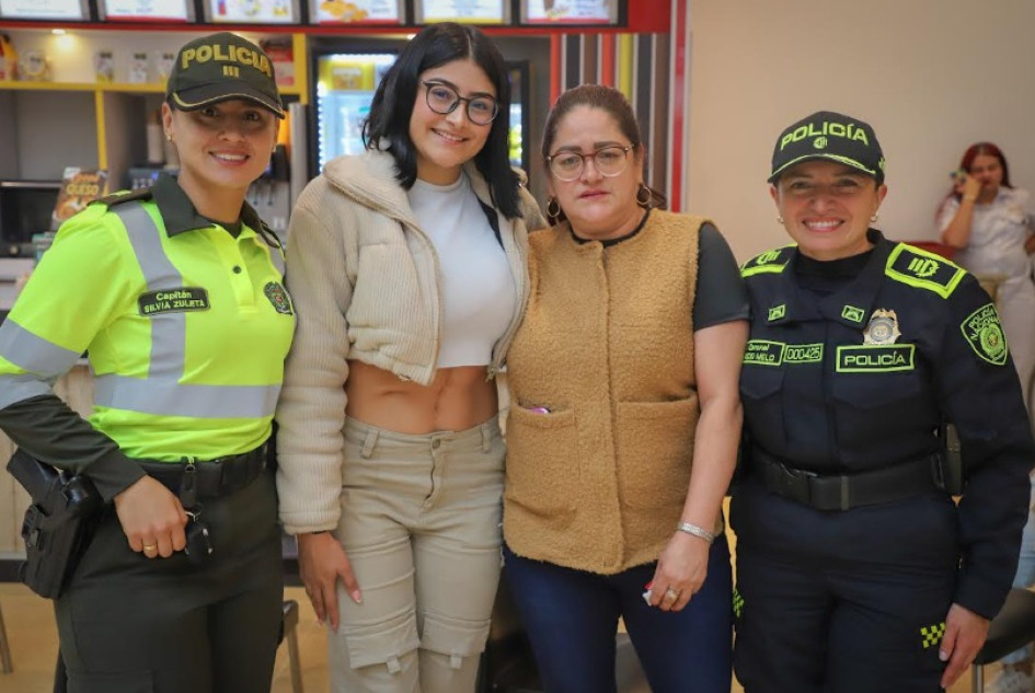 Mayerly (centro) dio a conocer su historia: urante el proceso estuve 90 días en el hospital, 38 en cuidados intensivos, 18 días intubada y con traquiostomía.