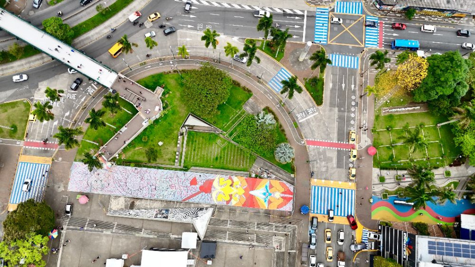 En la Plazoleta cívica Ciudad Victoria, el colectivo Revolucionarte está pintando un mural de piso sobre la identidad de Pereira. Esperan entregarlo el 20 de diciembre