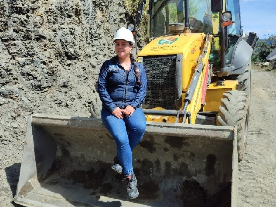 Las vías están en manos de Natalia. Una pacoreña se encarga de despejar derrumbes en el Norte de Caldas. La retroexcavadora es su mejor aliada.
