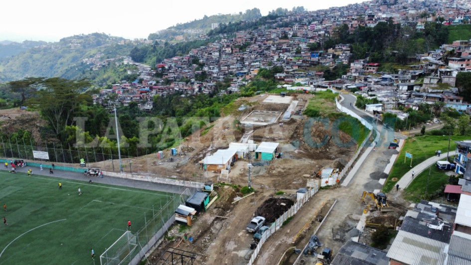 Cambian escombros por ilusiones. La construcción del parque Metropolitano, cerca de la cancha sintética de Arrayanes, entusiasma a cinco comerciantes y visitantes consultados. Los trabajos avanzan en la antigua escombrera. Además, la Alcaldía de Manizales responde a denuncias por impagos en la obra. Así se vería el proyecto.