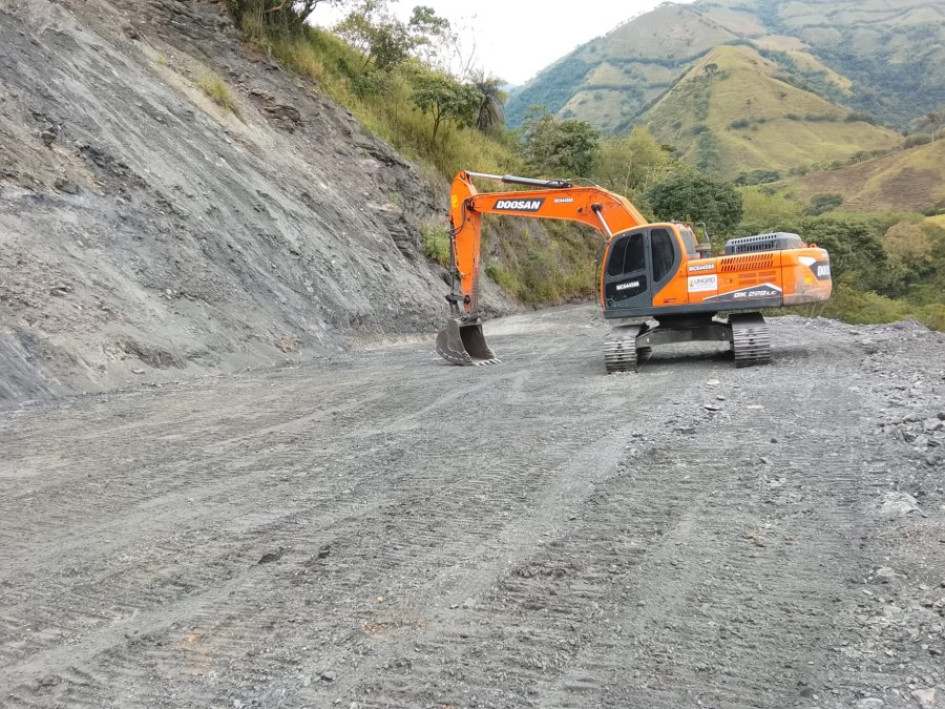 La comunidad le agradeció al operario a cargo de las labores de remoción y estabilización.