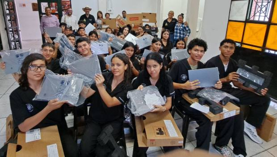 31 estudiantes del programa en Técnico en programaciones de web, de la Institución Educativa Supía, recibieron computadores para facilitar sus aprendizajes con la Universidad de Caldas.