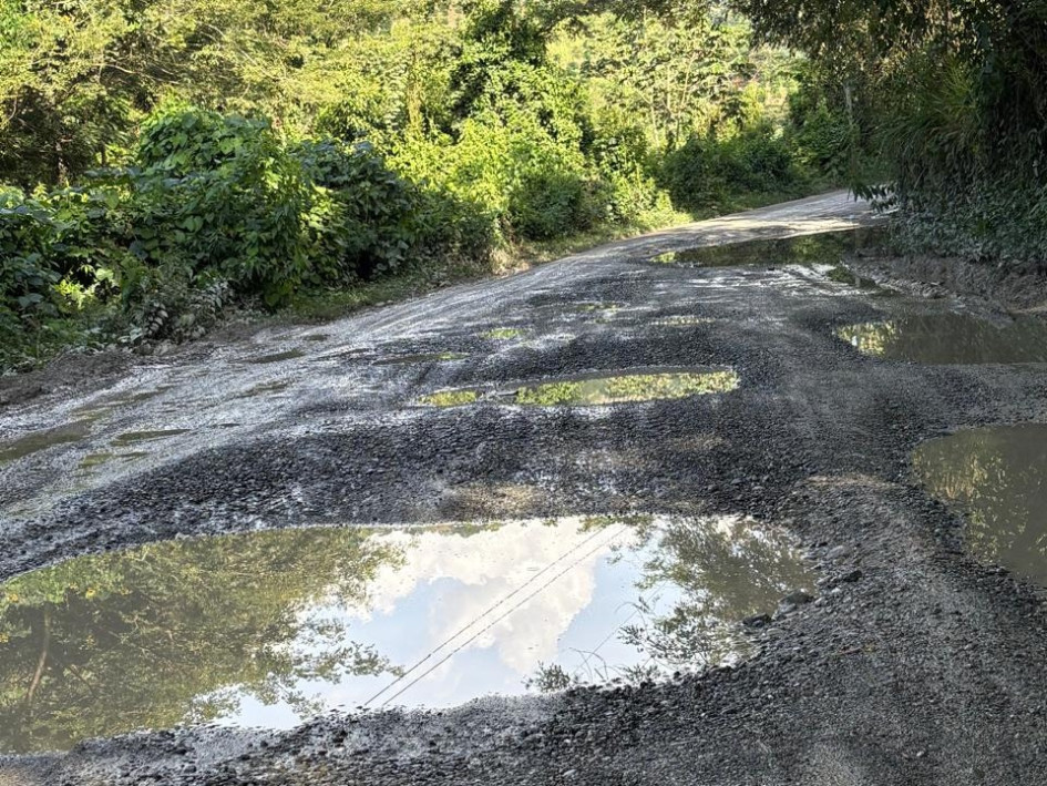 Llega ayuda a los 'cráteres' de una vía entre Caldas y Antioquia. Un alcalde critica las obras y pide más ayuda, la Gobernación caldense responde.