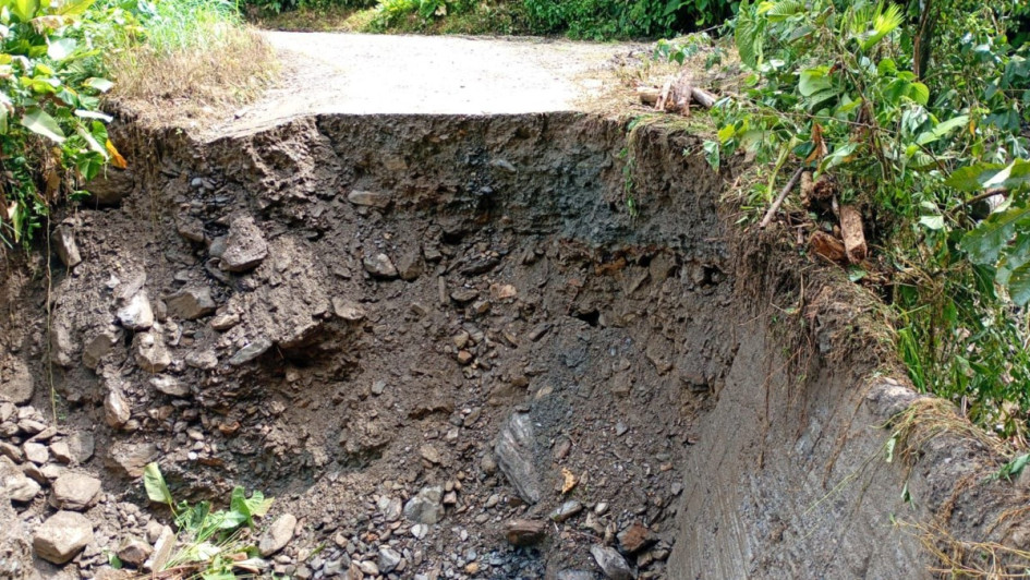 Planee su viaje del fin de semana con anticipación. En Caldas hay 15 vías restringidas y cinco cerradas. En la foto, el colapso de una vía entre Caldas y Antioquia.