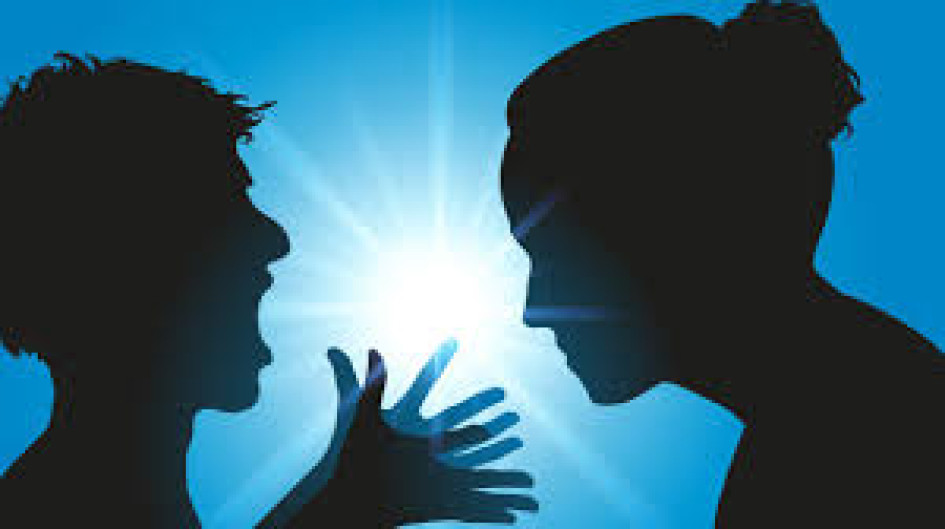 Según la teoría del aprendizaje social (Bandura), el que agrede a sus padres a menudo ha estado expuesto a modelos de violencia.