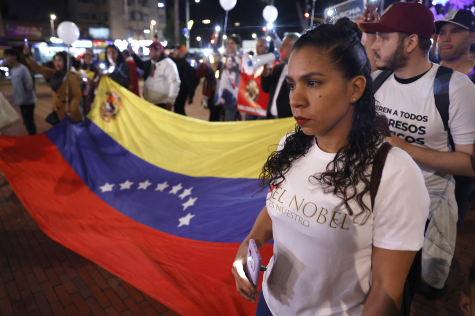 Personas participan en la marcha "por la paz y la libertad" en Venezuela, en conmemoración al Nobel de la Paz que será entregado el 10 de diciembre a la líder antichavista María Corina Machado, este sábado, en Bogotá