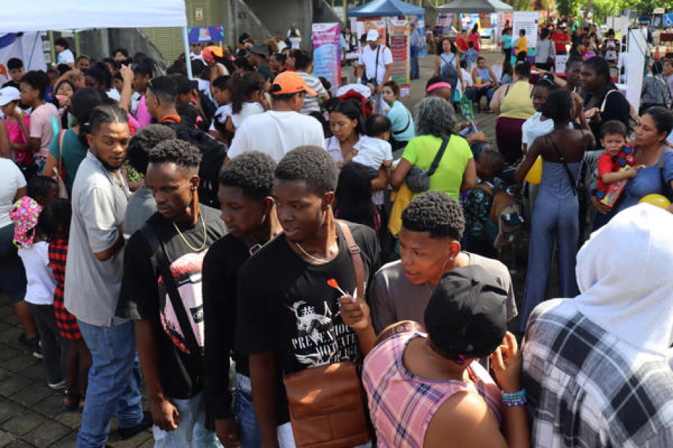 Convertirán almacenes en centros de detención