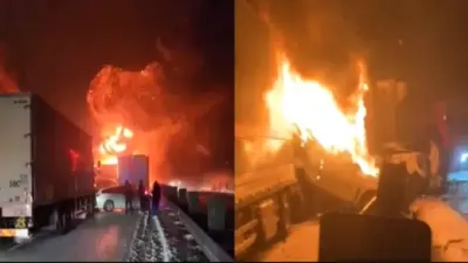 En imágenes de la zona publicadas por los medios japoneses se ven decenas de coches destrozados, muchos quemados, en medio de la carretera