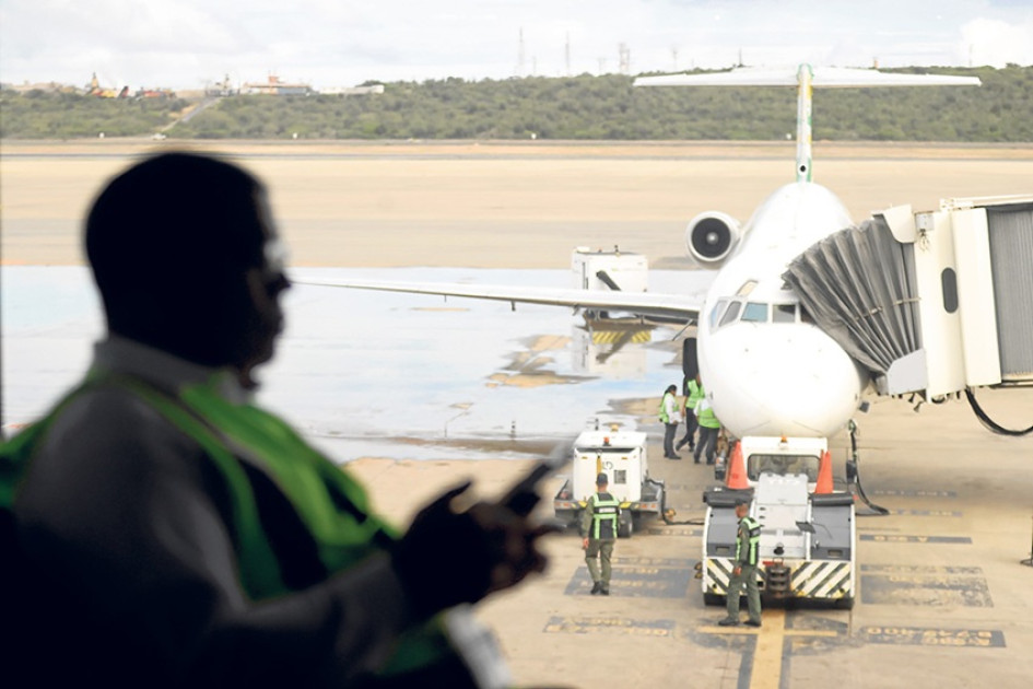 La crisis aérea que vive Venezuela se debe al despliegue militar de EE.UU. en el Caribe.