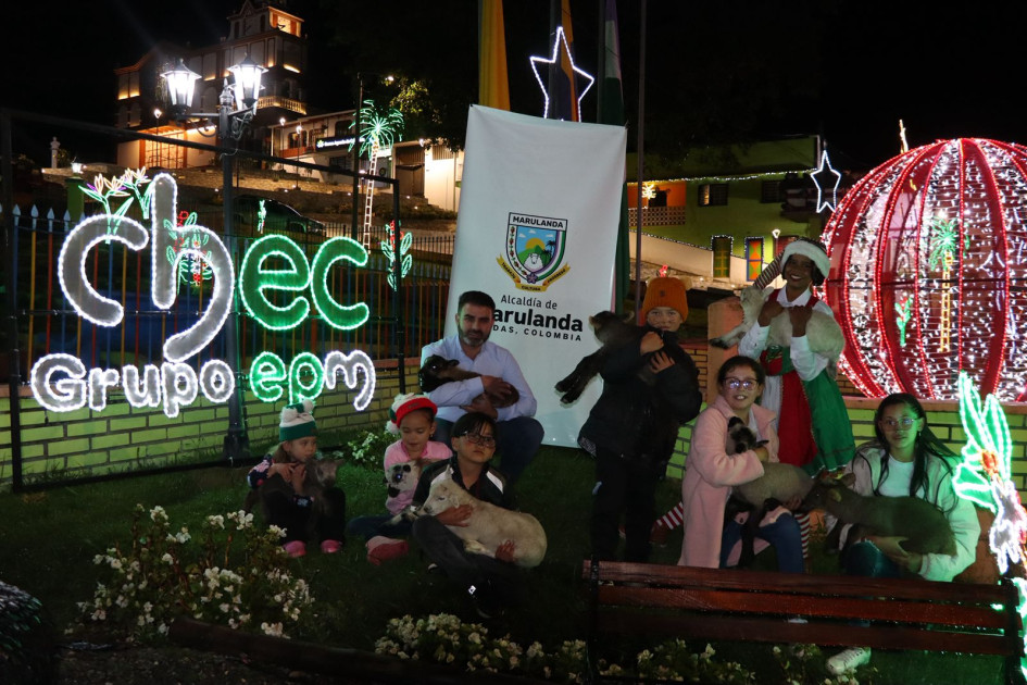 Alumbrado navideño en el parque de Marulanda (Caldas).