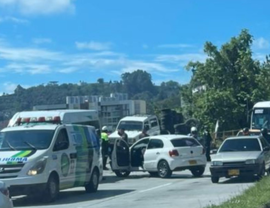 Un Volkswagen Gol blanco terminó atravesado sobre la vía Panamericana, en Manizales, luego de accidentarse este martes.