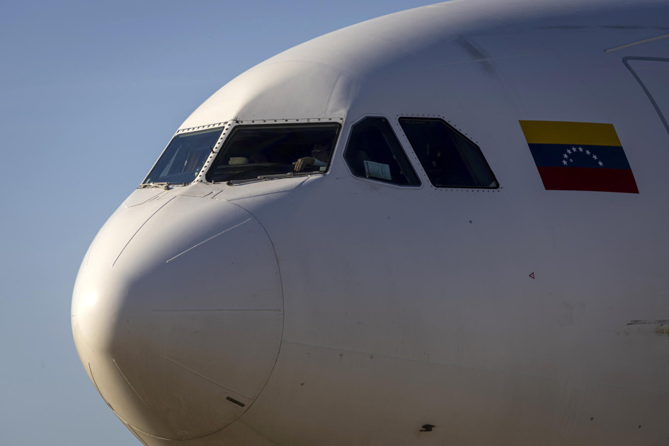 Fotografía del 3 de diciembre de 2025 de un avión en el Aeropuerto Internacional Simón Bolívar de Maiquetía (Venezuela).